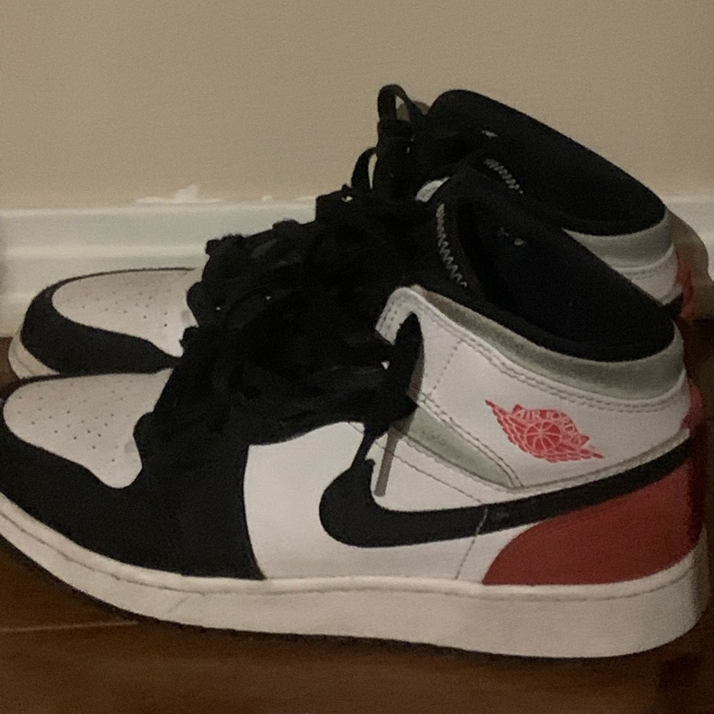 Jordan 1s mid